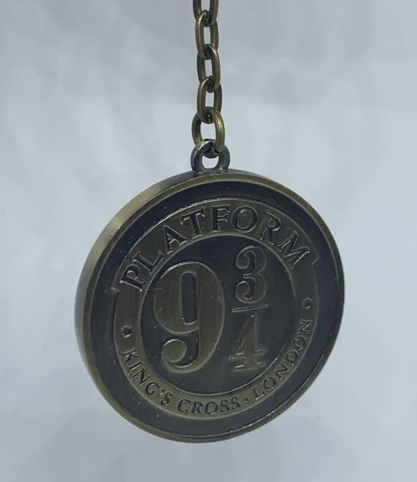 HARRY POTTER Hogwarts house crest and platform 9 3/4 keychain new in pac… - Image 4