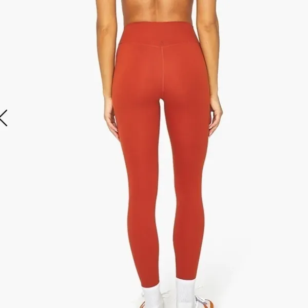 We Wore What V-SHAPE LEGGINGS color- Rust - Image 3