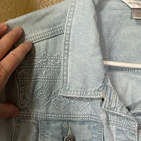 Christopher & banks size XL embroidered light wash denim jacket. - Image 8