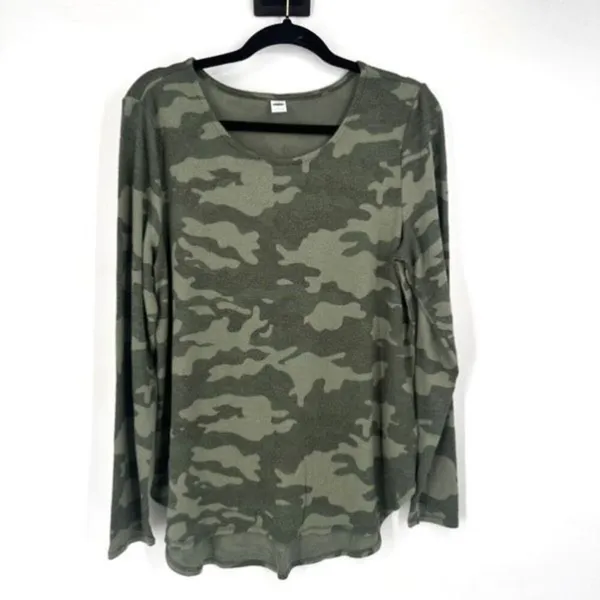 Old Navy Green Camp Patterned Plush-Knit Long-Sleeve Tee Large‎ Soft Layering - Image 2