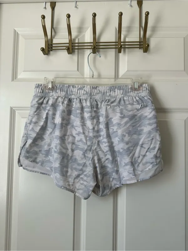 ASICS Athletic Lined Women’s Gray & White Camo Shorts Size L - Image 3