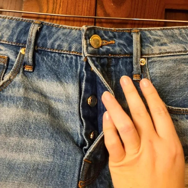Good American Blue Distressed Jean Shorts - Image 3