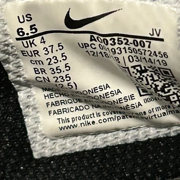 Nike Black and White Sneakers - Image 11