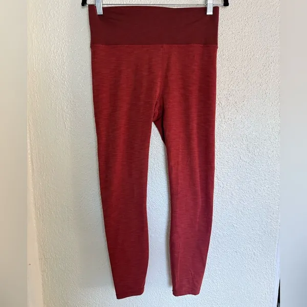Vuori Lux Rib Studio Leggings Currant Heather burnt red color size large - Image 4