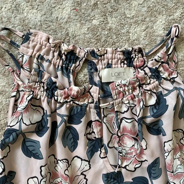 LOFT Outlet sleeveless floral top ruffle neckline. Size Medium. NWT - Image 3