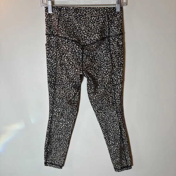 Athleta Salutation Stash 7/8 Pocket Leggings Abstract Print‎ Size Small - Image 4
