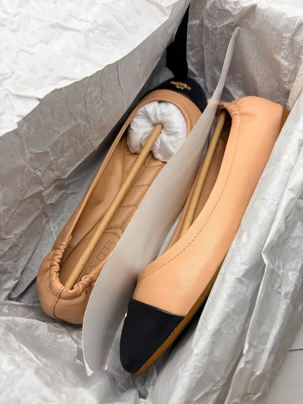 Coach Bonnie Leather Ballet Flats 8.5B Nude Pink Black Cap Toe Quiet Luxury Preppy - Image 3