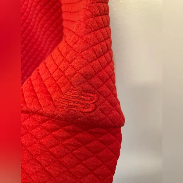New Balance Women's Quilted Red Heat Cropped Hoodie Sweater Size‎ L - Image 7