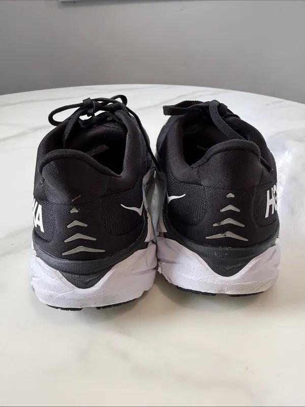 Hoka one W Clifton 8 wideBlack and White Road Running Shoes without insoles - Image 2