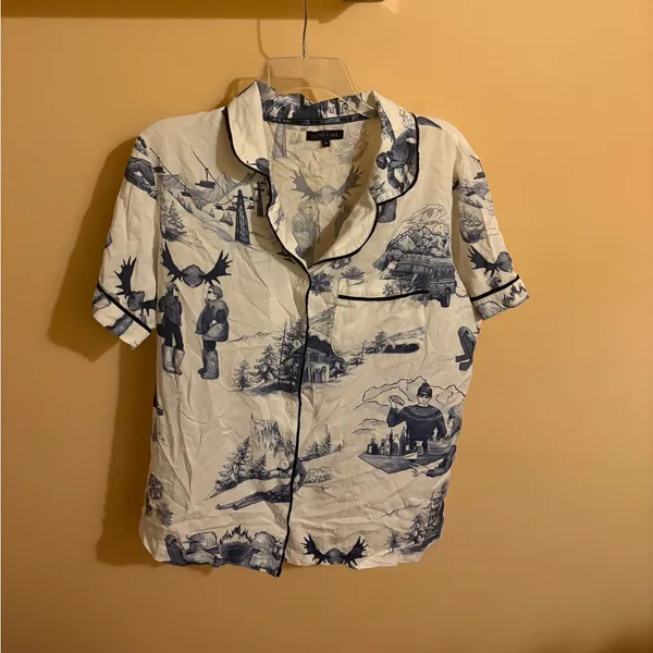 Katie Kime Apres Ski Toile Pajama Top in White & Navy - Image 3