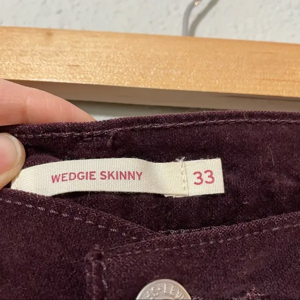 Levi’s Wedgie Skinny Burgundy High Rise Velveteen Womans Jeans Pants 33 Corduroy - Image 3