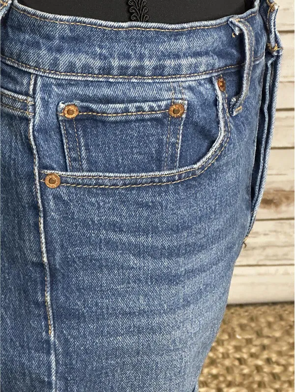 Levi's Wedgie Short medium wash cuffed denim jean short Size 27 coastal cowgirl - Image 6