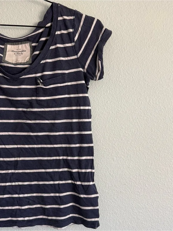 Abercrombie & Fitch V Neck Blue/White Striped Tee. Size Small - Image 3