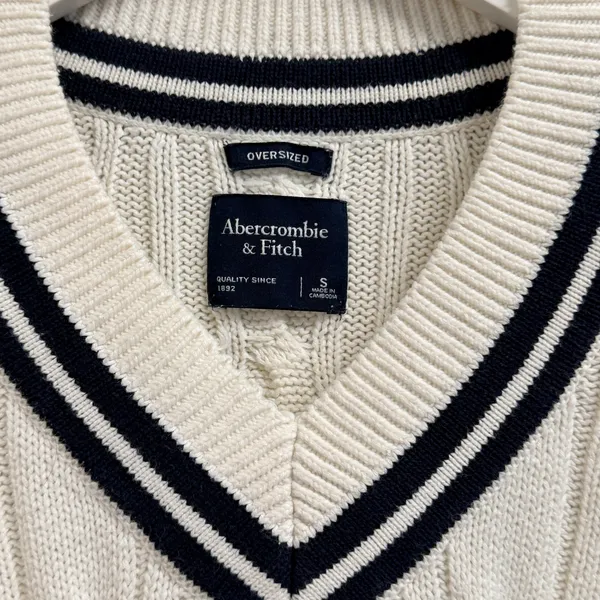 Abercrombie & Fitch Oversized Cable‎ Knit Sweater Women Small V-Neck Fisherman - Image 5