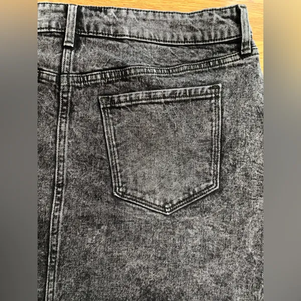 Old Navy 2 Toned Black Denim Short Skirt Women’s Size 14 Distressed Raw Hem EUC - Image 7