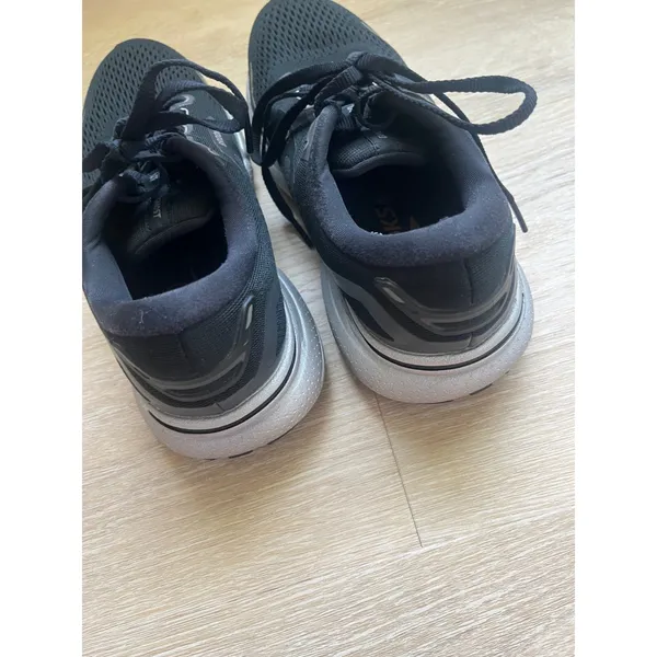 Women's Brooks ghost 15, size 6.5‎ silver - Image 4