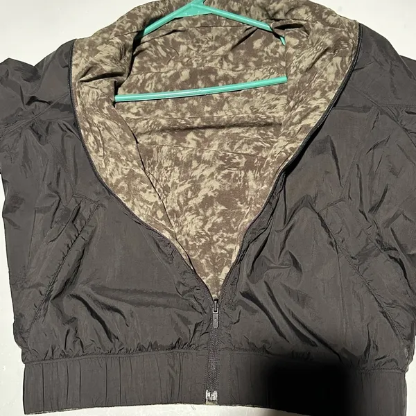 Lululemon Bombs Away Black / Olive Green Camo Print Reversible Zip Jacket Sz 6 - Image 4