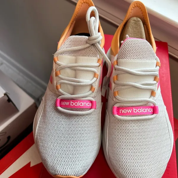 New Balance WROAVNV Womens White Orange Lace Up Running Shoes Size US 6 B - Image 3
