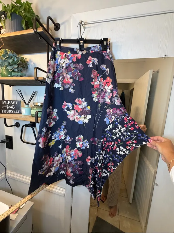 Lewit 100 % Silk Navy Floral High-Low Skirt - Image 4