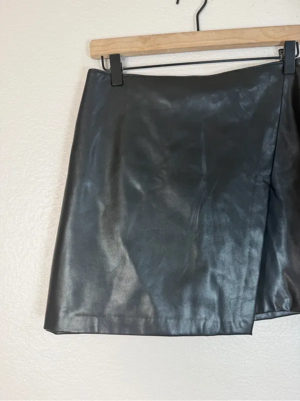 Abercrombie and Fitch A&F Faux Vegan Leather Black Mini Skort size Medium - Image 3