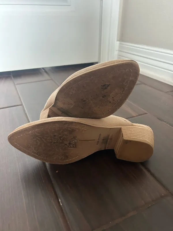 DV by Dolce Vita Shiloh Mules Western Stiching Low Stacked Heel Beige Suede Size 6.5 - Image 6