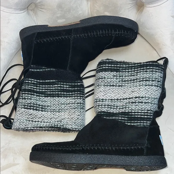 Toms Black Suede Boots with Blue Label‎ Size 6.5 - Image 6