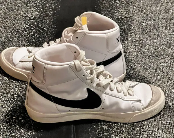 Womens sz7.5 Nike blazer mid '77 vintage high top shoes - Image 4
