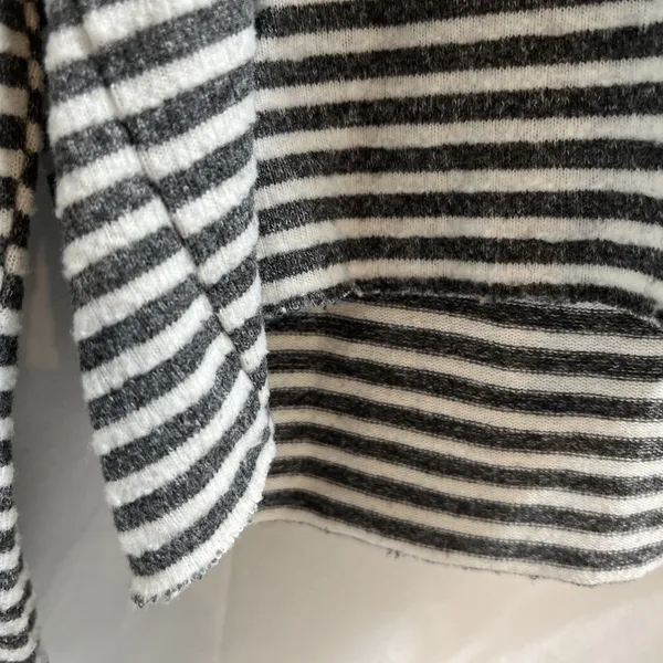 Gimmicks by BKE Long Sleeve Striped Shirt Womens M Gray Stripes Sweater T-Shirt - Image 5