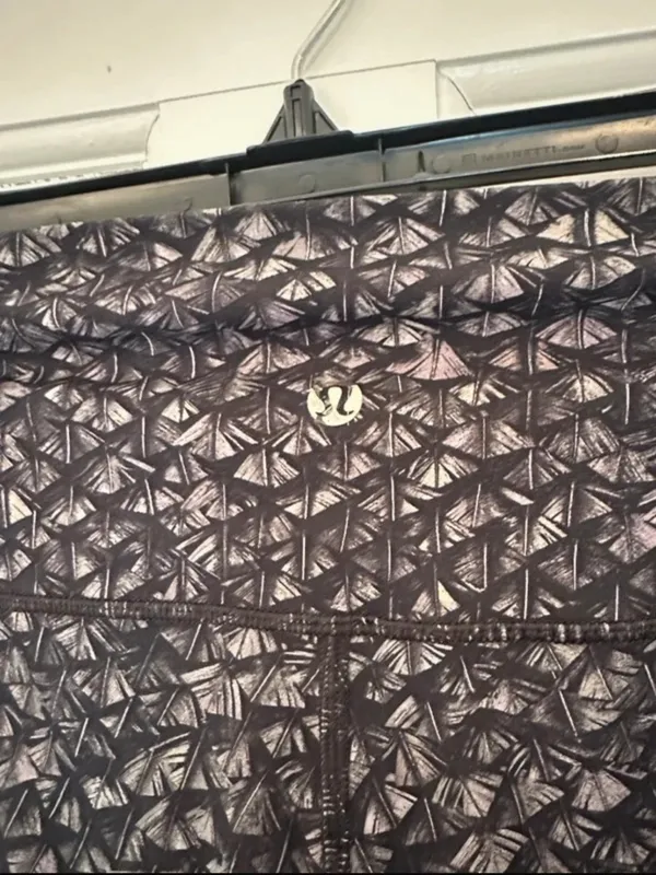 Lululemon Black/Gray Geometric Patterned Leggings‎ size 6 EUC - Image 3