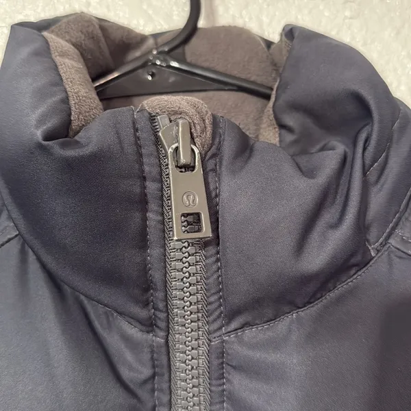 Lululemon Puffer Jacket size 6 *rare - Image 4