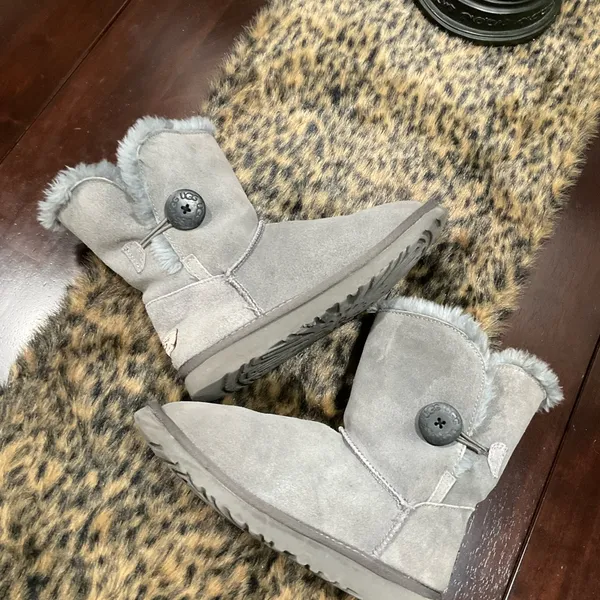 UGG ONE‎ BUTTON LEATHER BOOTS Gray Size 6 - Image 8
