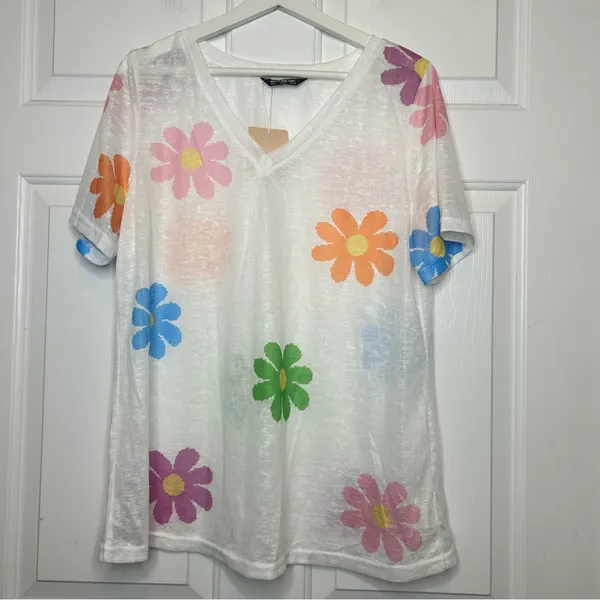 BloomChic NWT‎ T-Shirt White Floral Print Short Sleeve V Neck Casual Top 12 - Image 2