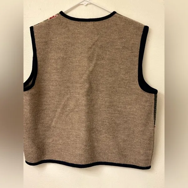 Woolrich Embroidered Skates Santa Christmas Holiday Sweater Vest Womens XL. - Image 2