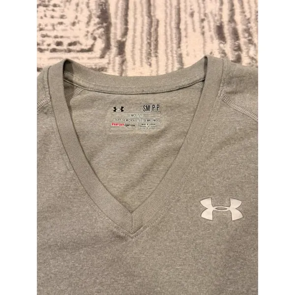 Under Armour women's small (semi-fitted) Heatgear V-neck t-shirt) - Image 3