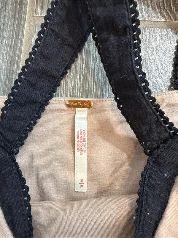 Free People cropped Nude/Taupe Camisole Tank w/Black lace trim Straps size small - Image 2