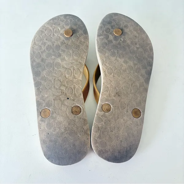 COACH Signature C Flip Flops Sandals Women’s Size 5-6 Tan Gold Metal Bow - Image 9