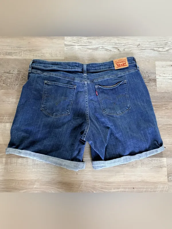 Levi’s Women’s Mid-Length Distressed Denim Shorts 18w - Image 3