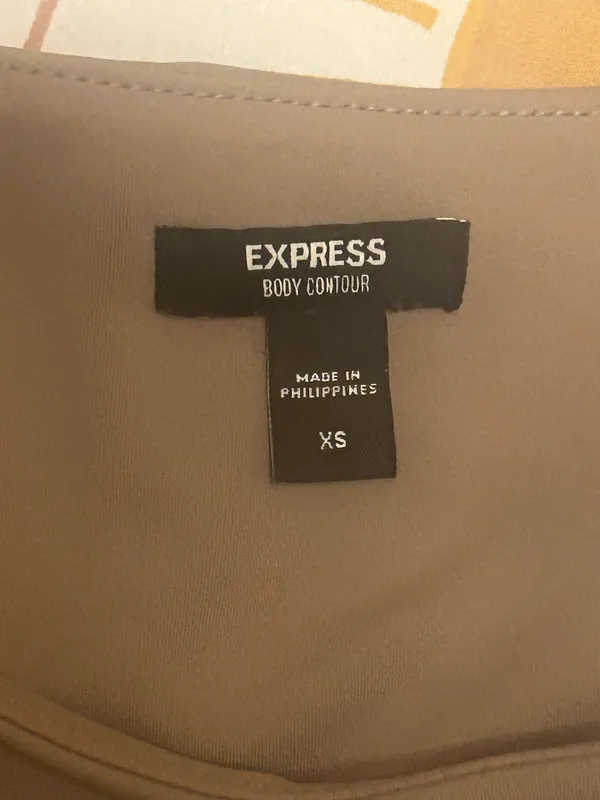 Express Tan Body Contour Cropped Tee - Image 3
