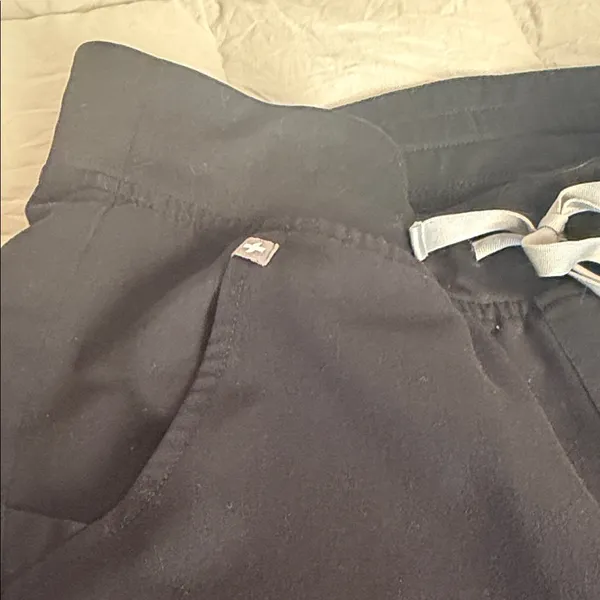 FIGS women's Black Jogger scrub Pants MP - Image 3