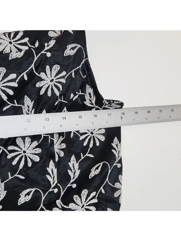 Tempted Black and White Floral Embroidered Cropped Tank Top Size Large - Image 6