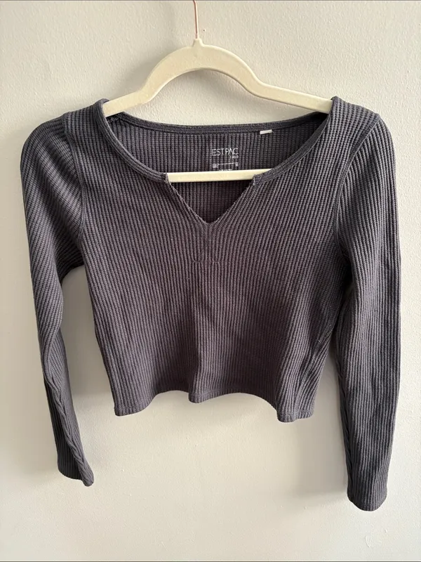 Aritzia Charcoal Ribbed V-Notch Long Sleeve Top - Image 3
