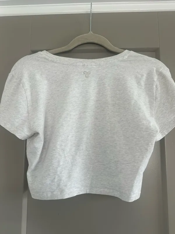 Aritzia TNA white cropped t shirt - Image 2