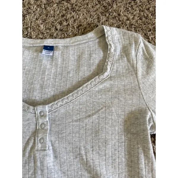 Old Navy‎ Women's Gray Cropped Long Sleeve Tee Size Medium - Image 4