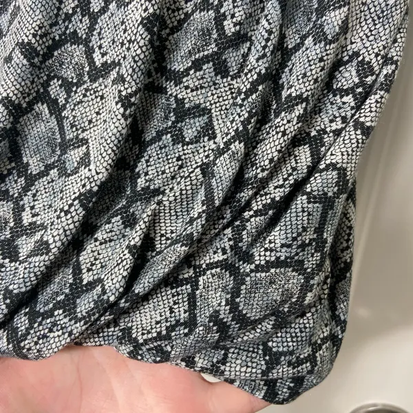 EUC Stone &‎ Sky women’s gray reptile print patterned soft stretch twist skirt S - Image 2