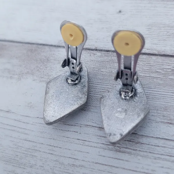 Vintage Clip On Earrings Dark Grey/Black Diamond Shape - Fair Condition - Image 9