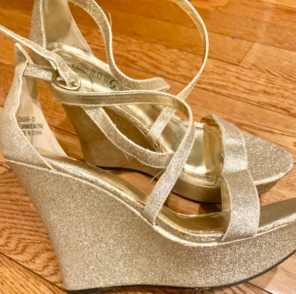 Rouge gold glitter platform strappy crisscross wedges sandal size 8.5 - Image 3