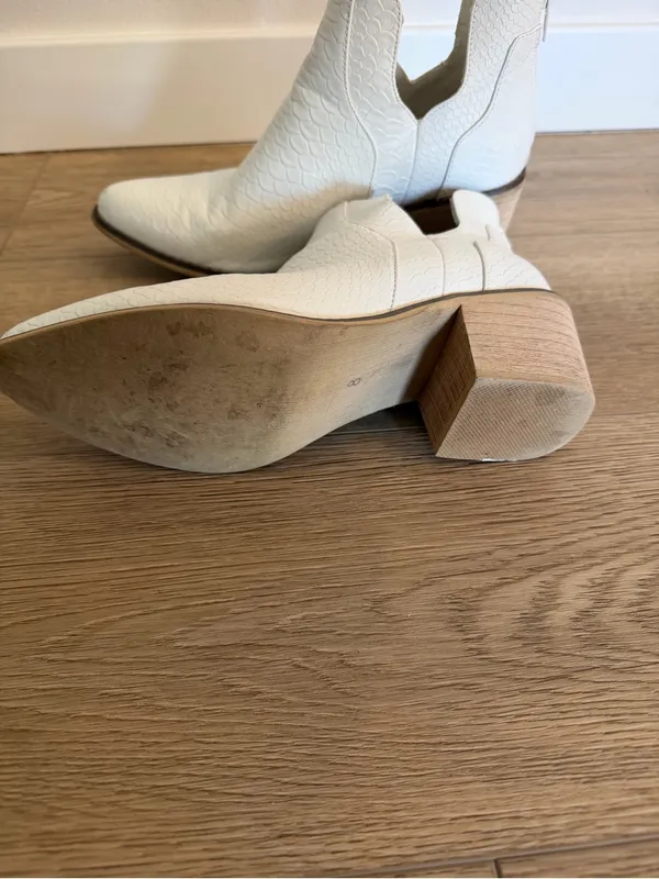 Natural Reflections Cream Textured Pointed Ankle Booties - Image 6