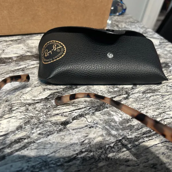 Oscar de la Renta Stylish Tortoise Shell Sunglasses - Image 9