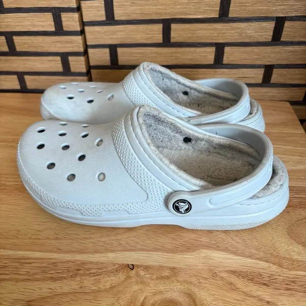 Crocs Light Blue Fur Lined Clogs W9/M7‎ - Image 2