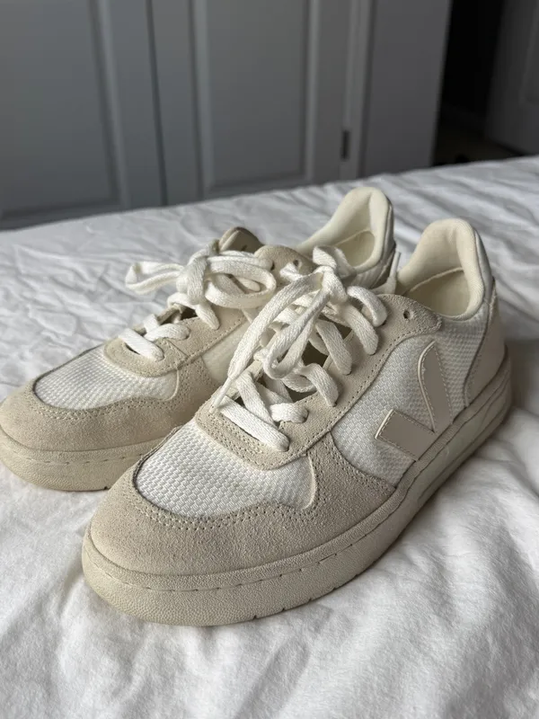Veja Women's V-10 Sneakers in White and Cream - Image 2